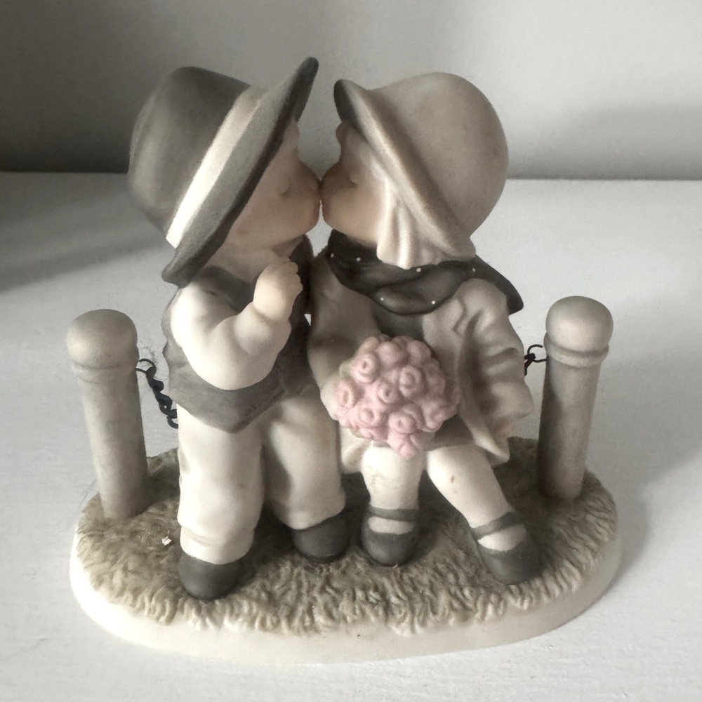 VINTAGE 1996 Kim Anderson: With Love and Kisses figurine  #245399